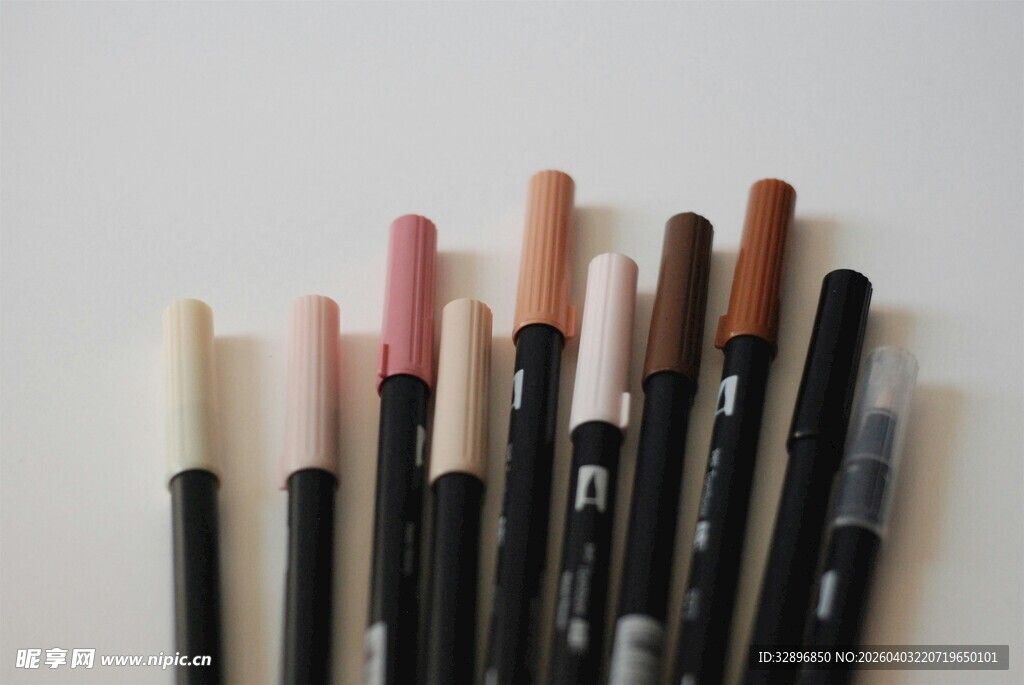 多样眉笔整齐排列展示