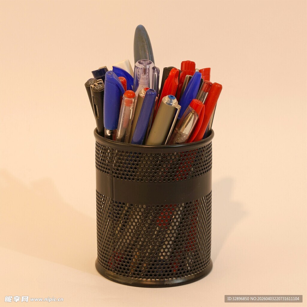 笔筒中多彩文具集合