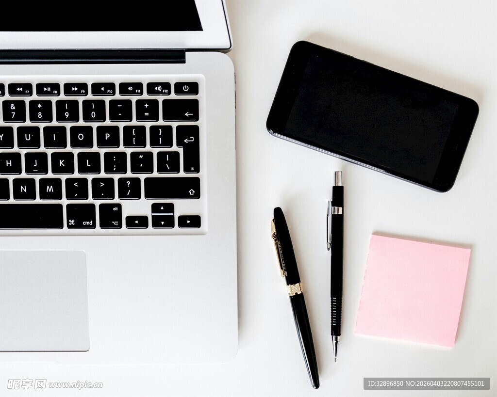办公桌面简约文具与设备