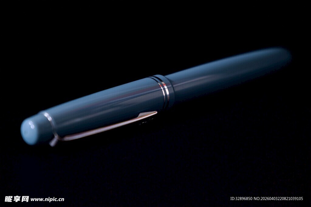 深蓝色精致钢笔