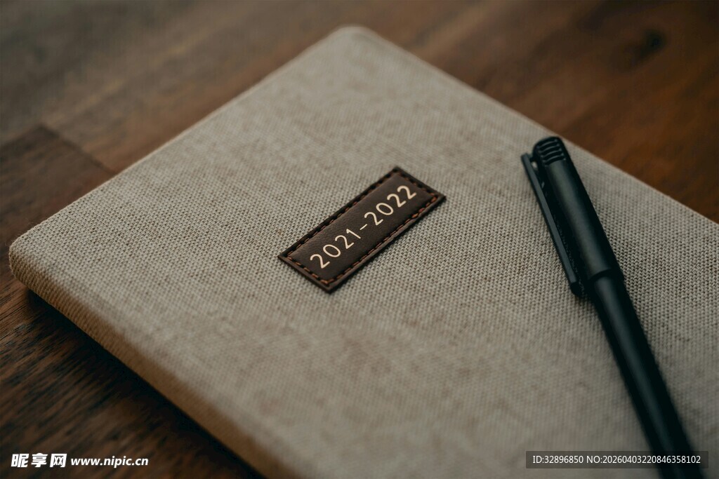 简约笔记本与笔的搭配