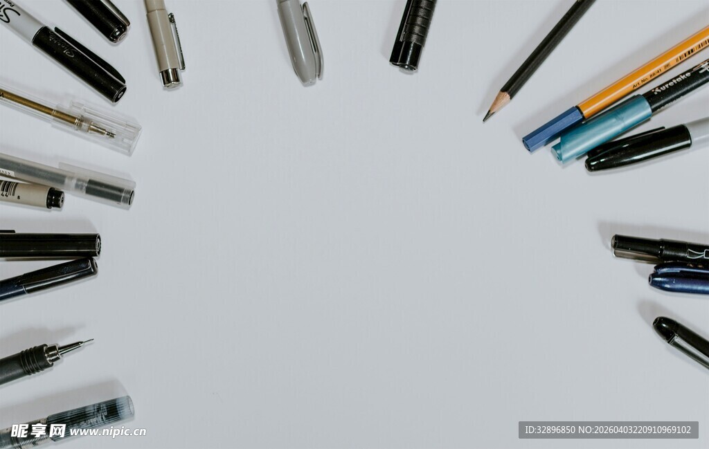 多彩笔具围成圈展示