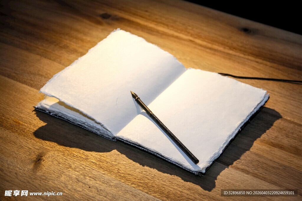 翻开的笔记本与书写笔