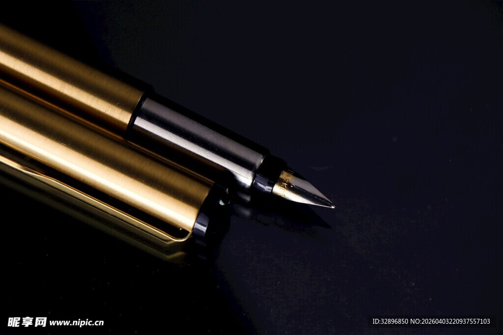 金色钢笔特写