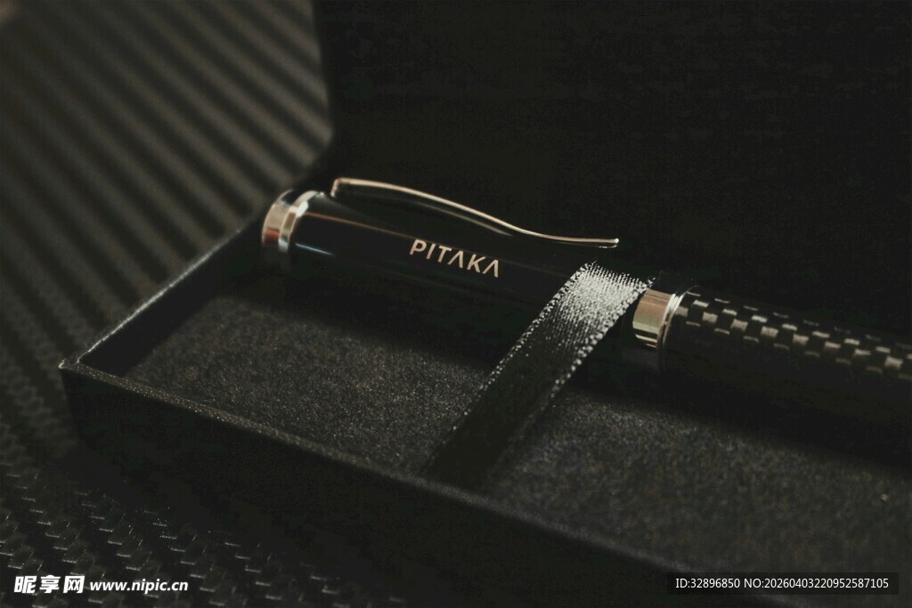 精致钢笔置于黑色礼盒中