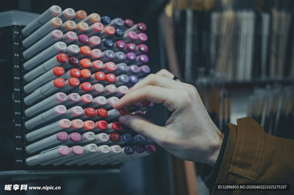 手选彩色马克笔