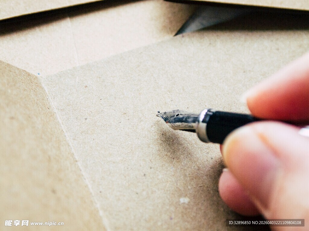 手执笔在纸上书写瞬间