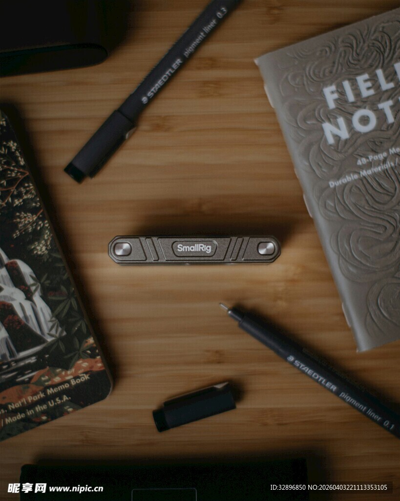 木质桌面的文具小物