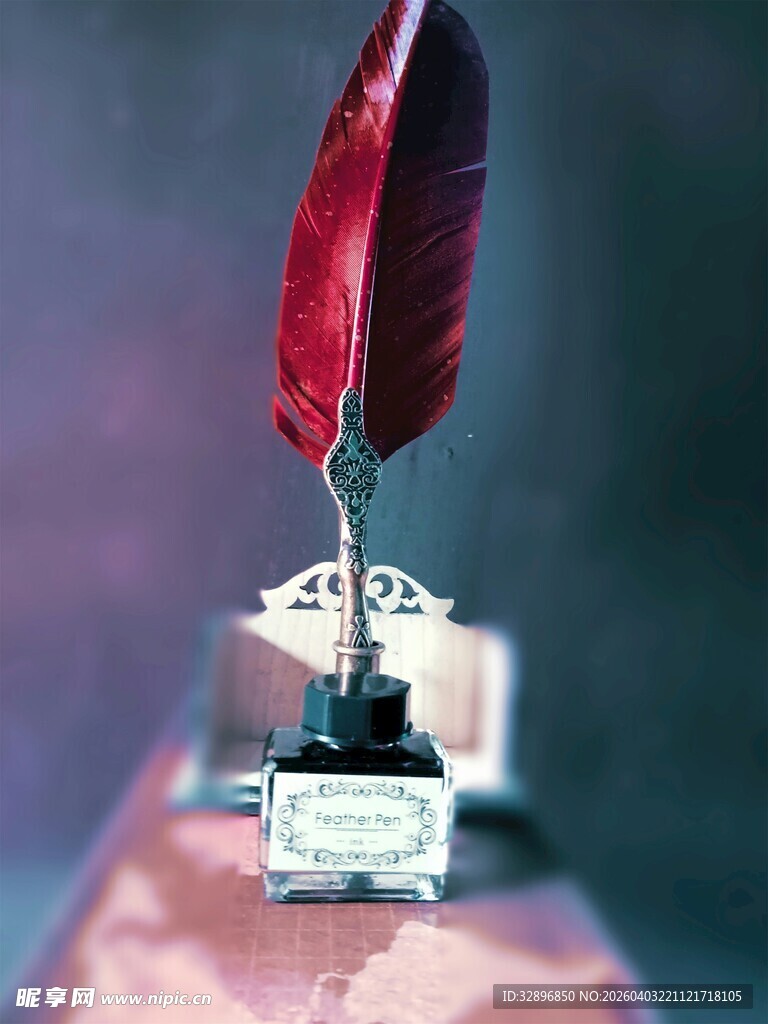 复古羽毛笔蘸墨瞬间