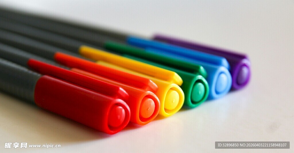 多彩马克笔整齐排列