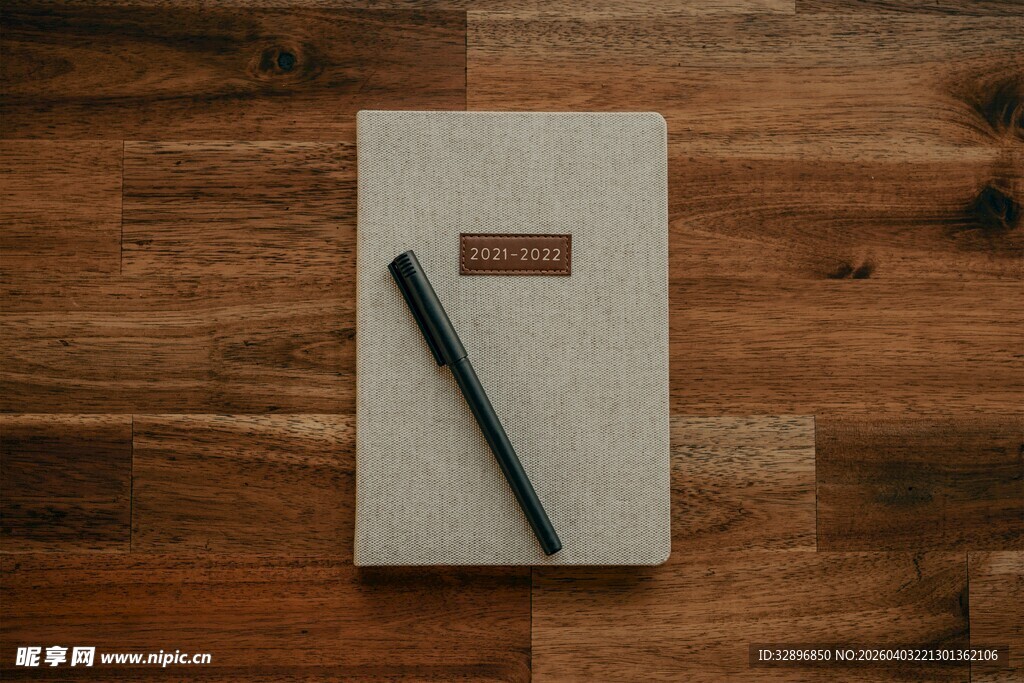 木质桌面的笔记本与笔