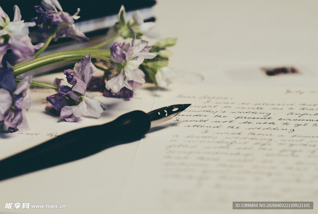 紫花旁的钢笔与手写文字