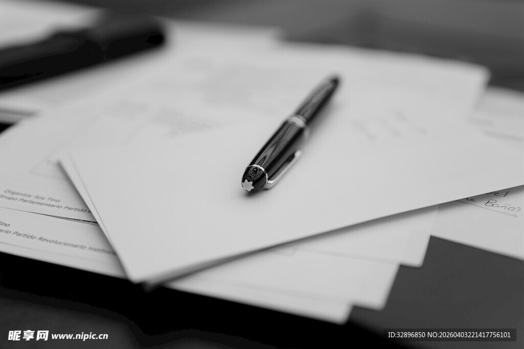 桌上纸笔与文件