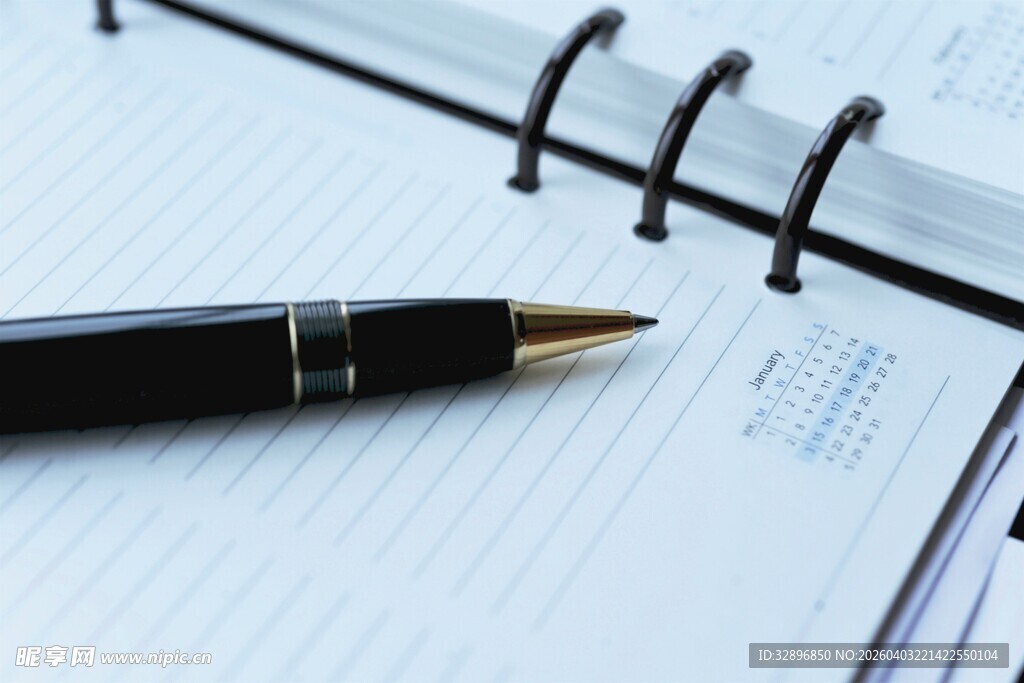 钢笔置于笔记本上