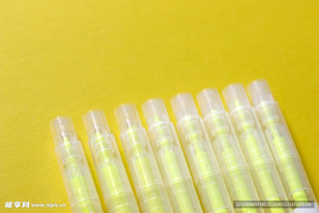 黄色背景上的荧光笔