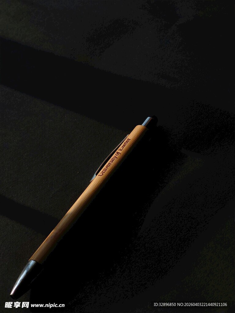 精致木质钢笔特写