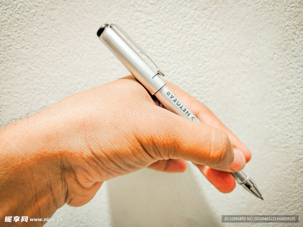 手持钢笔特写