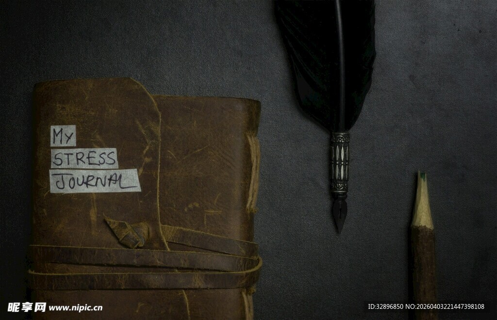 复古书籍与羽毛笔