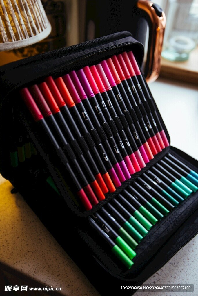 多彩画笔收纳盒展示