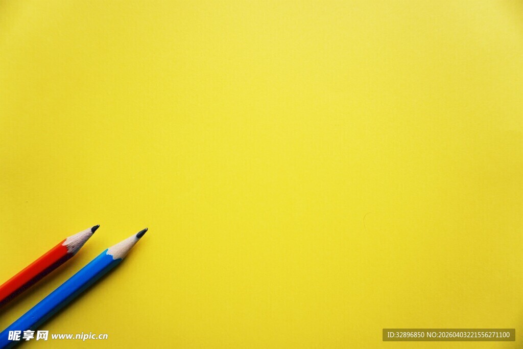 黄底上的红蓝铅笔