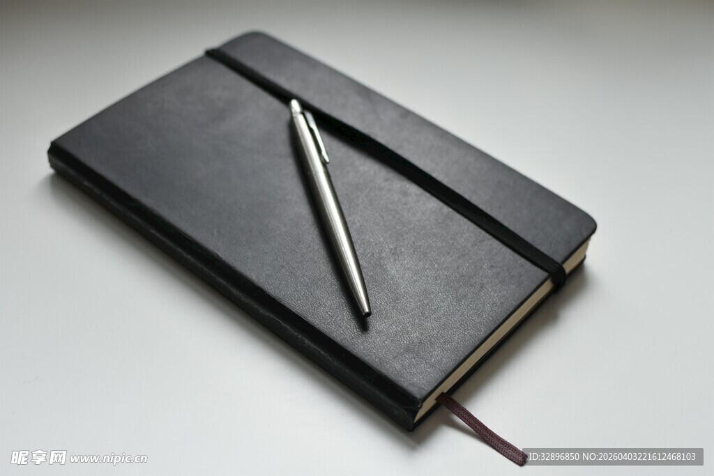 黑色笔记本与金属笔