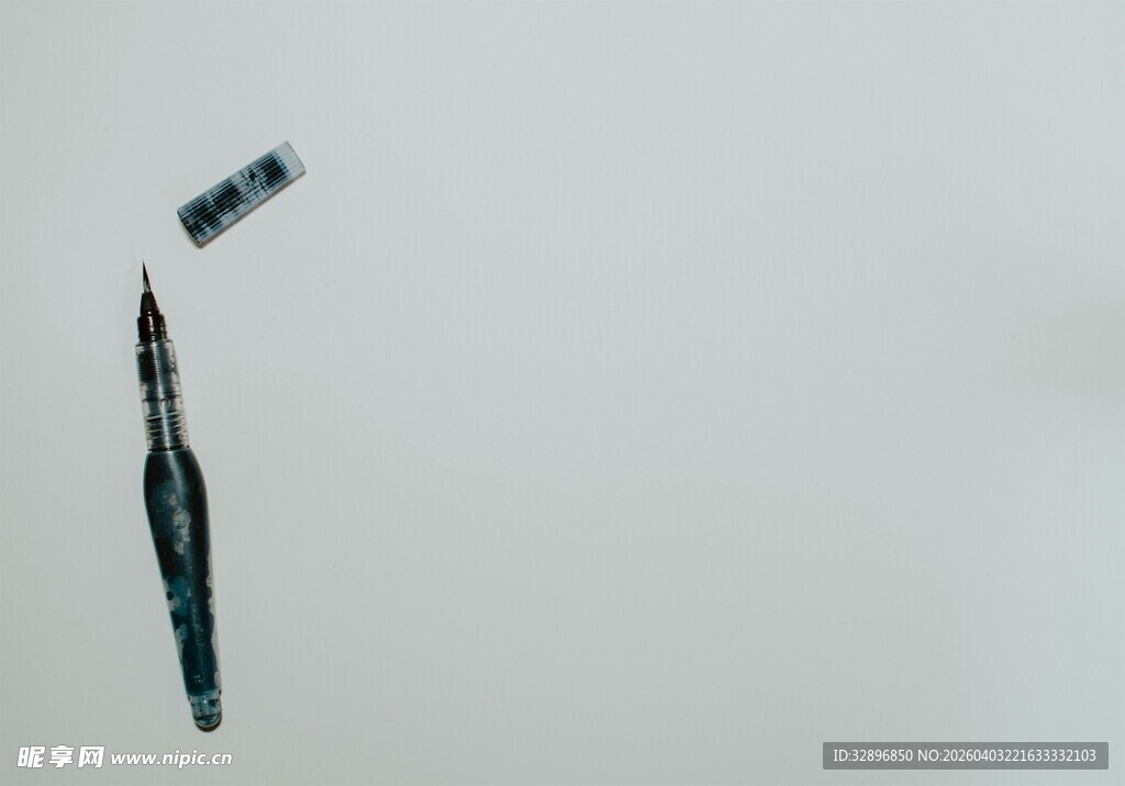 黑色镊子与小物件