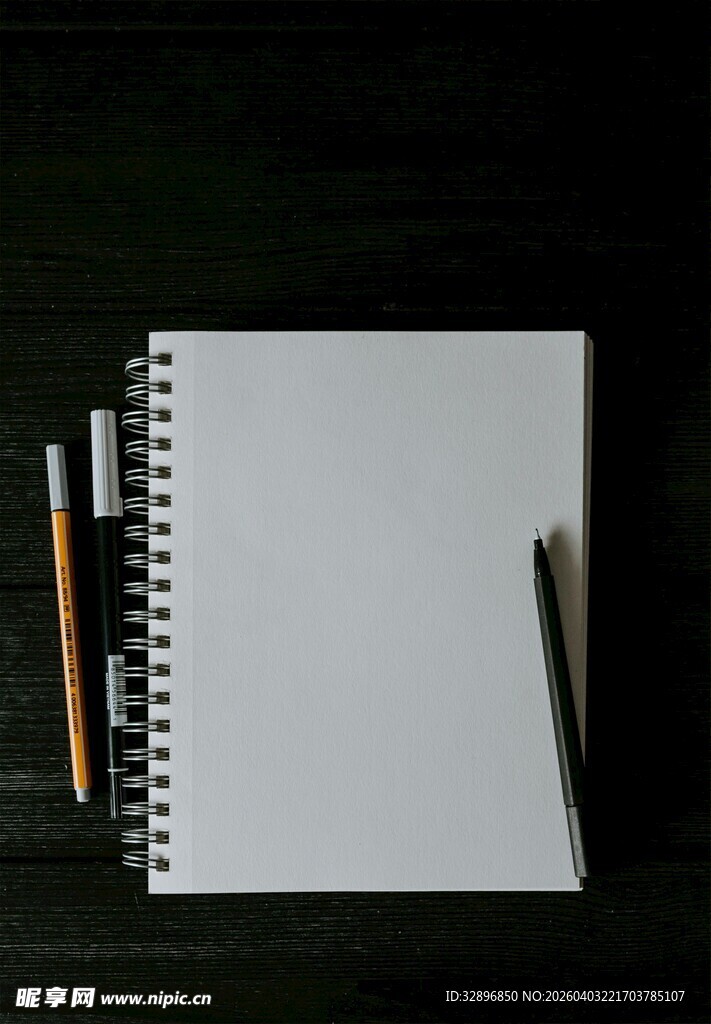 空白笔记本与文具组合