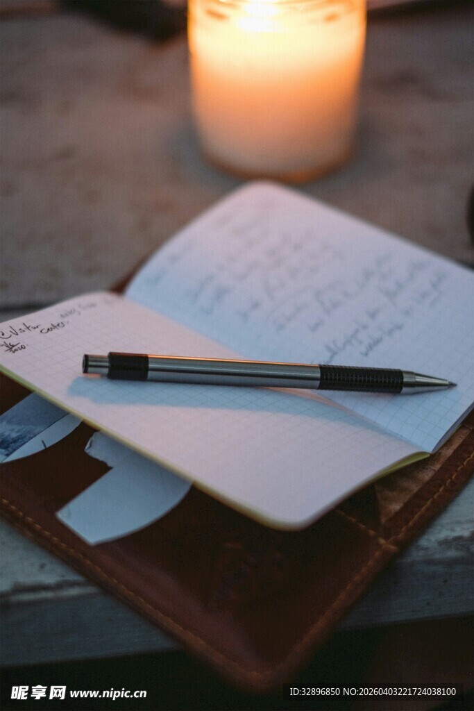烛光下的笔记本与钢笔