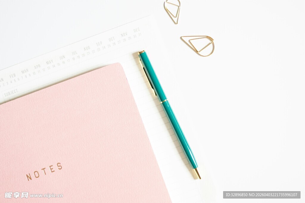 粉色笔记本与文具配饰