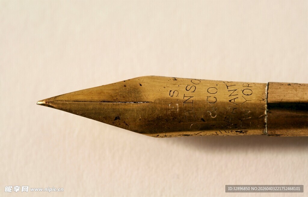 复古金色钢笔笔尖特写