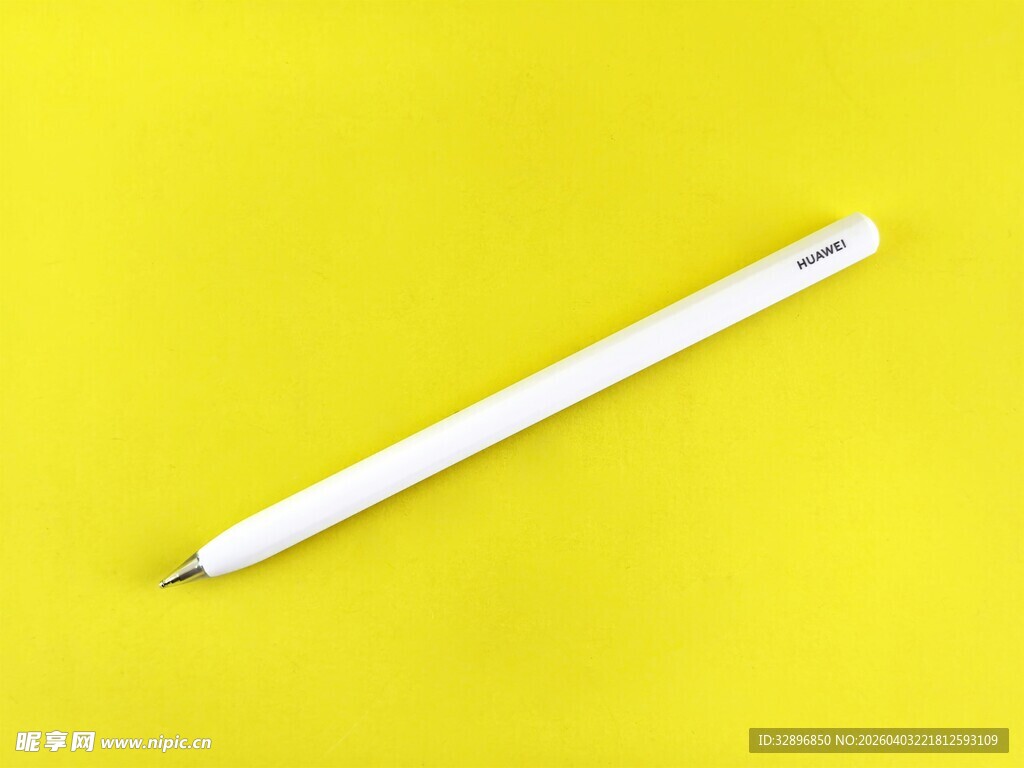 黄色背景上的白色书写笔