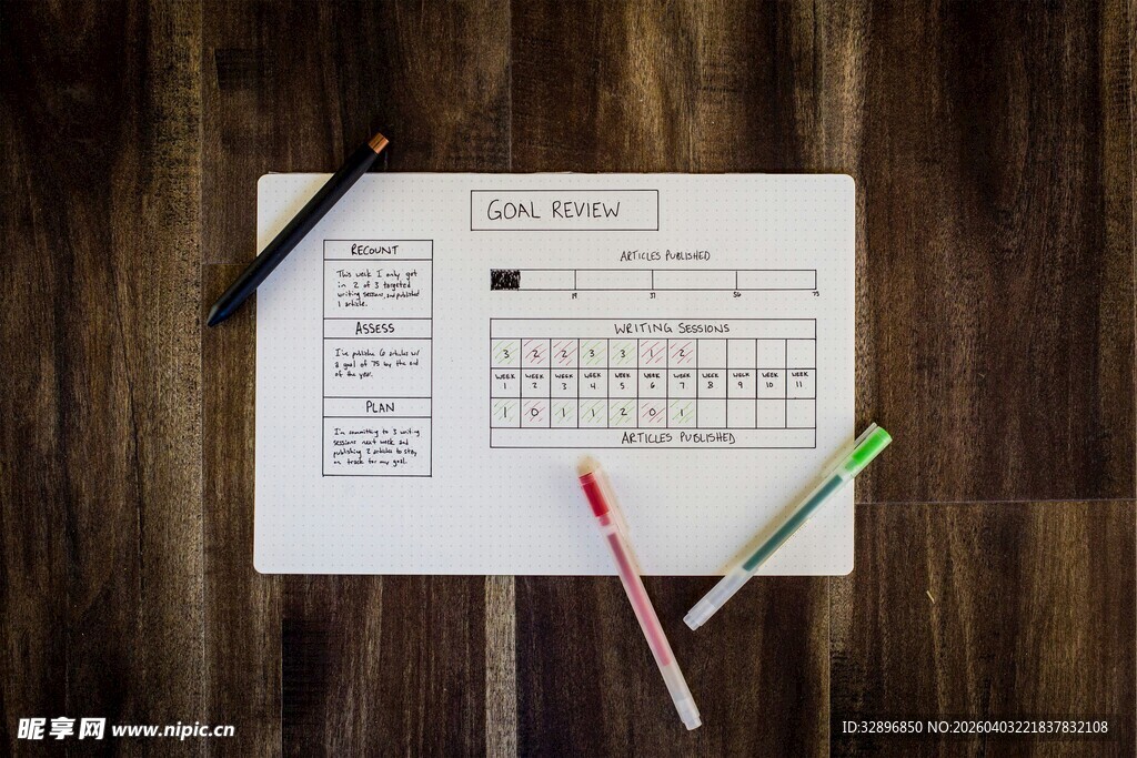 桌上的日程表与彩色笔