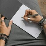 手执笔在纸上书写瞬间