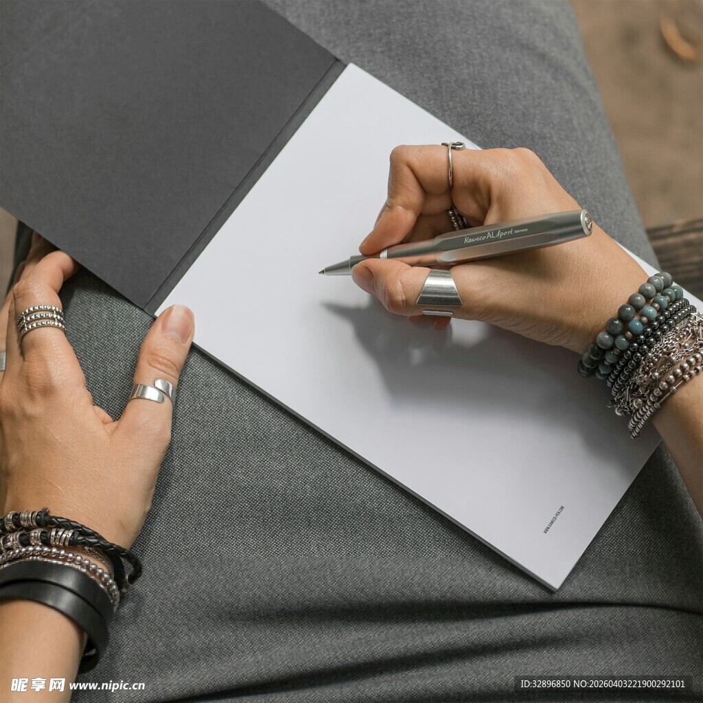 手执笔在纸上书写瞬间