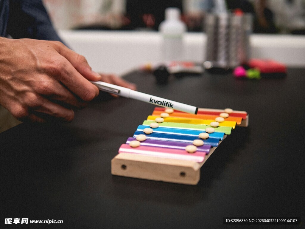演奏彩色木琴的手部画面