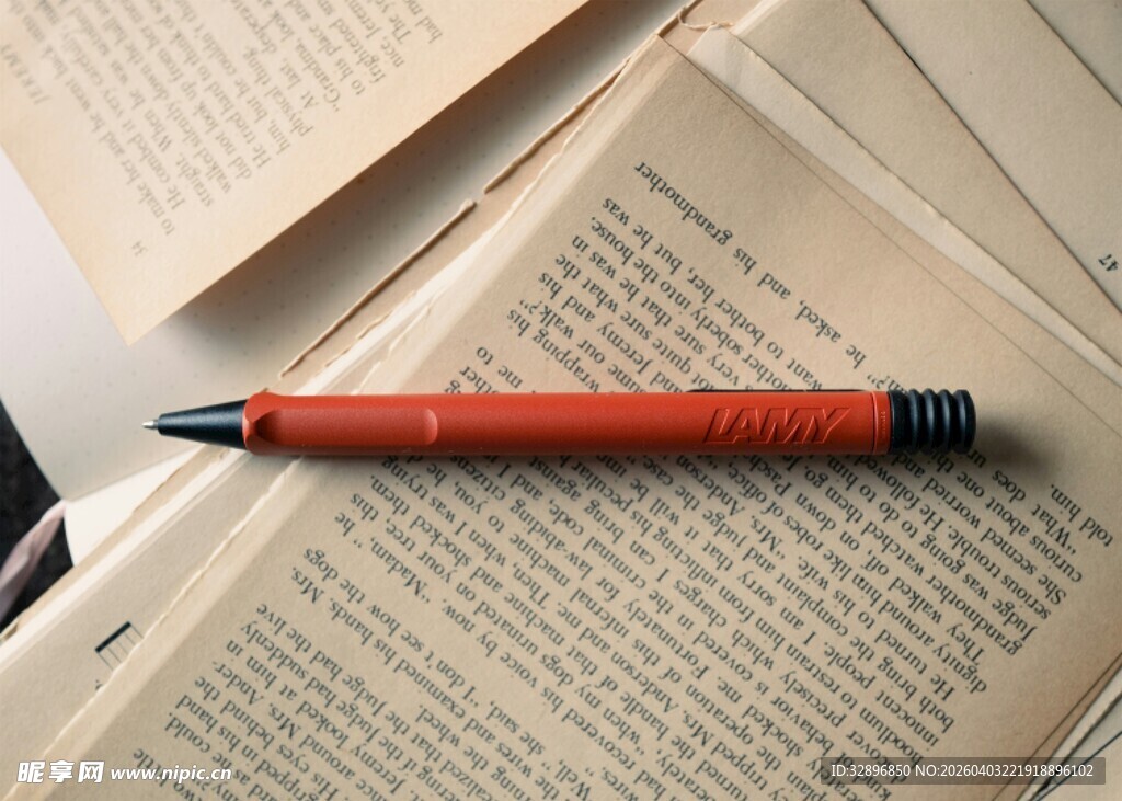 红笔置于翻开的书页上