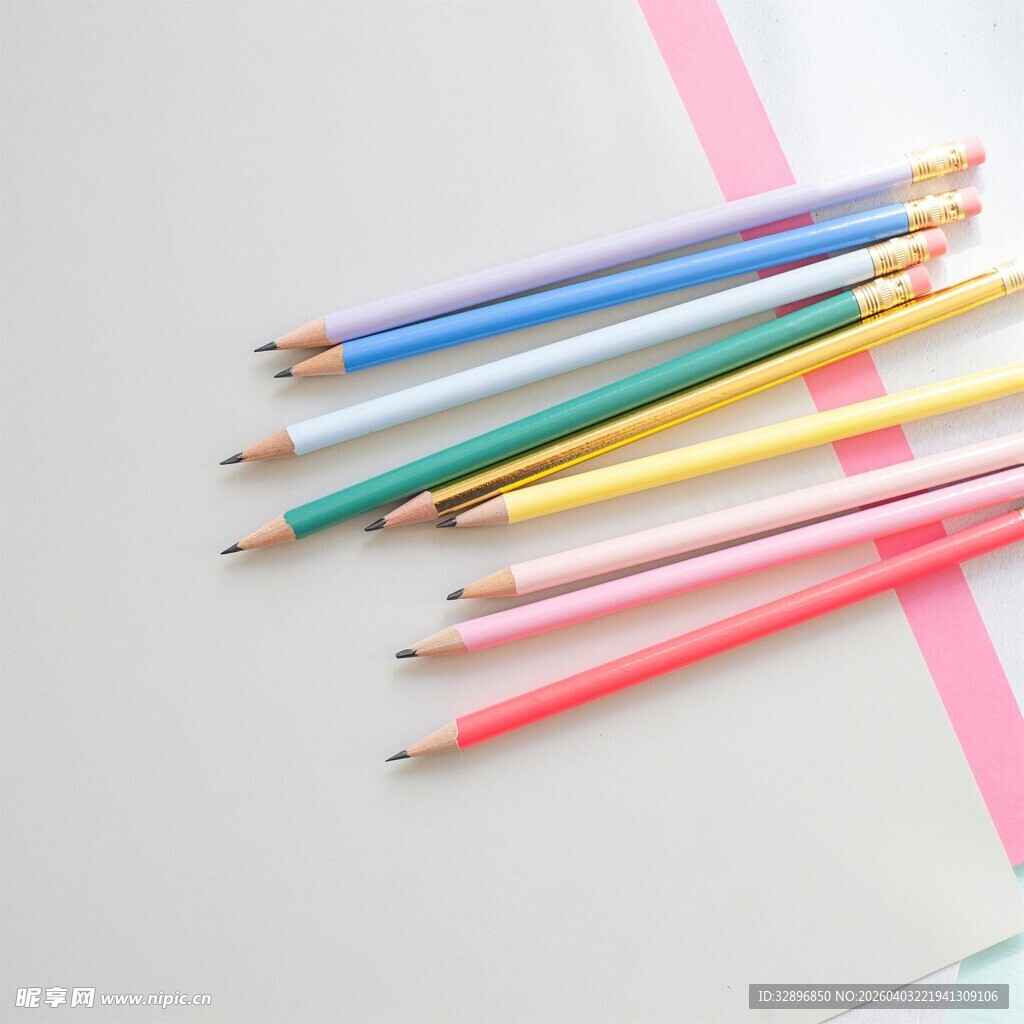 彩色铅笔整齐排列展示
