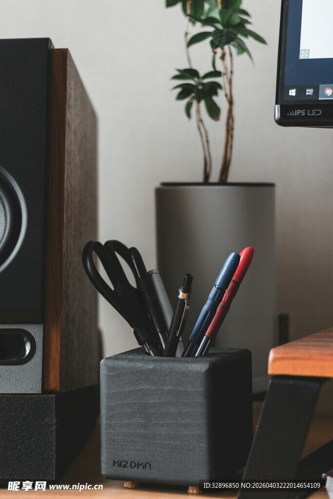 桌面文具收纳与绿植摆件