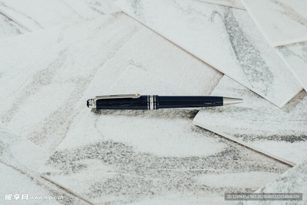 大理石上的精致钢笔
