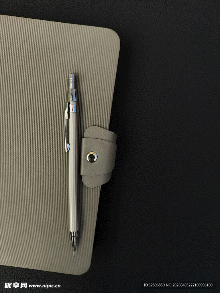 简约笔记本与笔的搭配