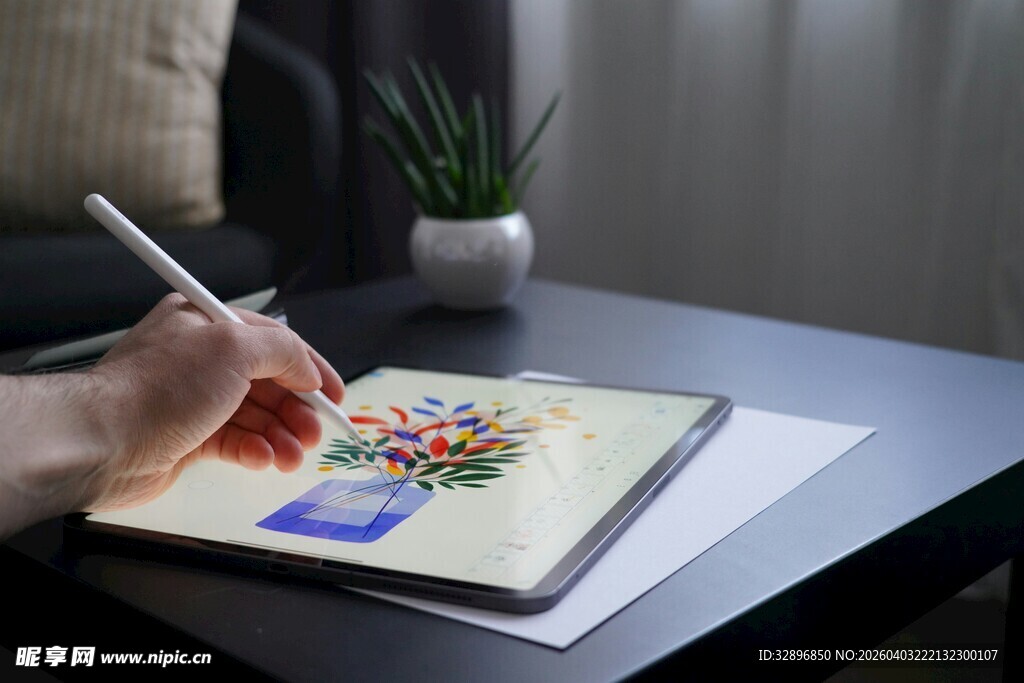 手绘多彩图案于笔记本上