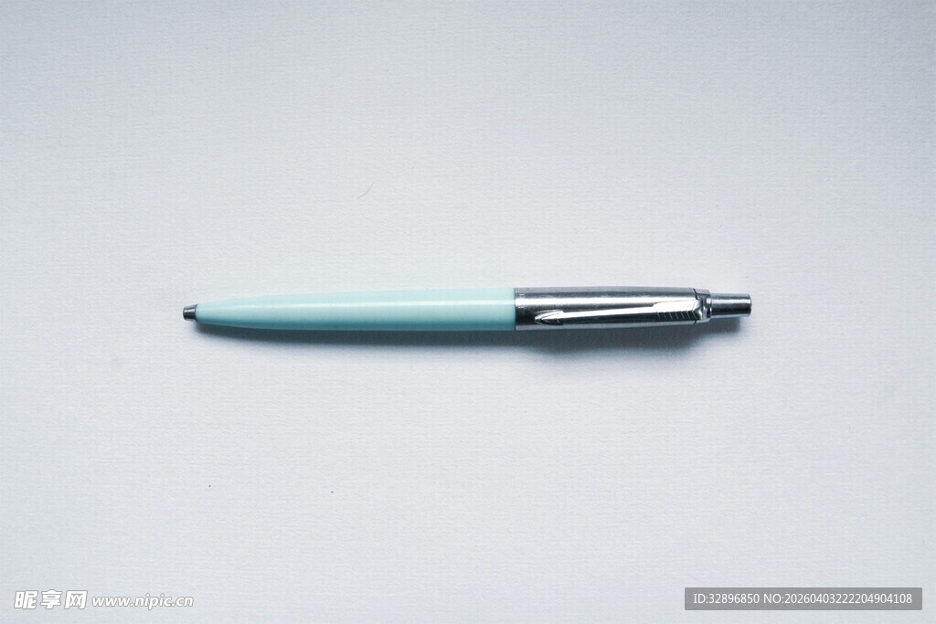 浅蓝色钢笔特写