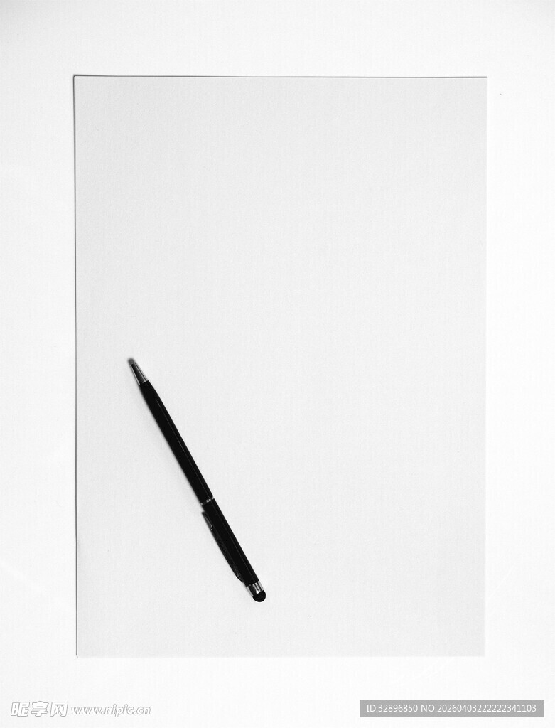 一支黑笔置于白纸上