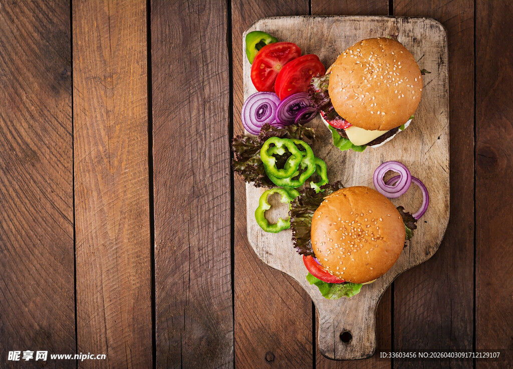 木板上的美味汉堡与配菜