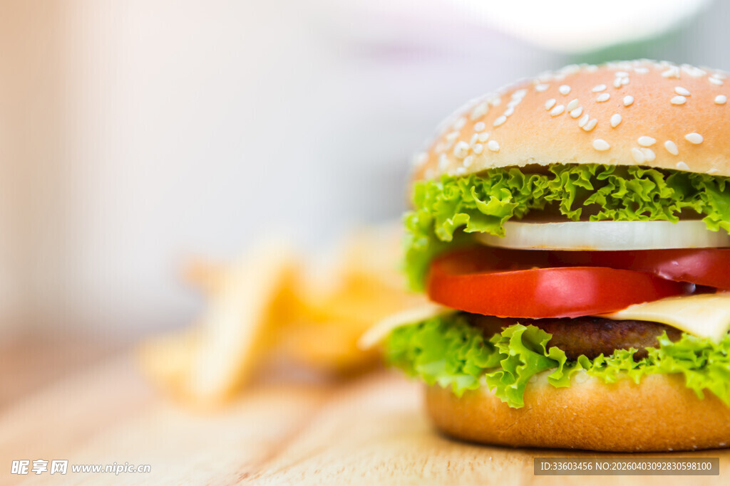 美味汉堡搭配金黄薯条