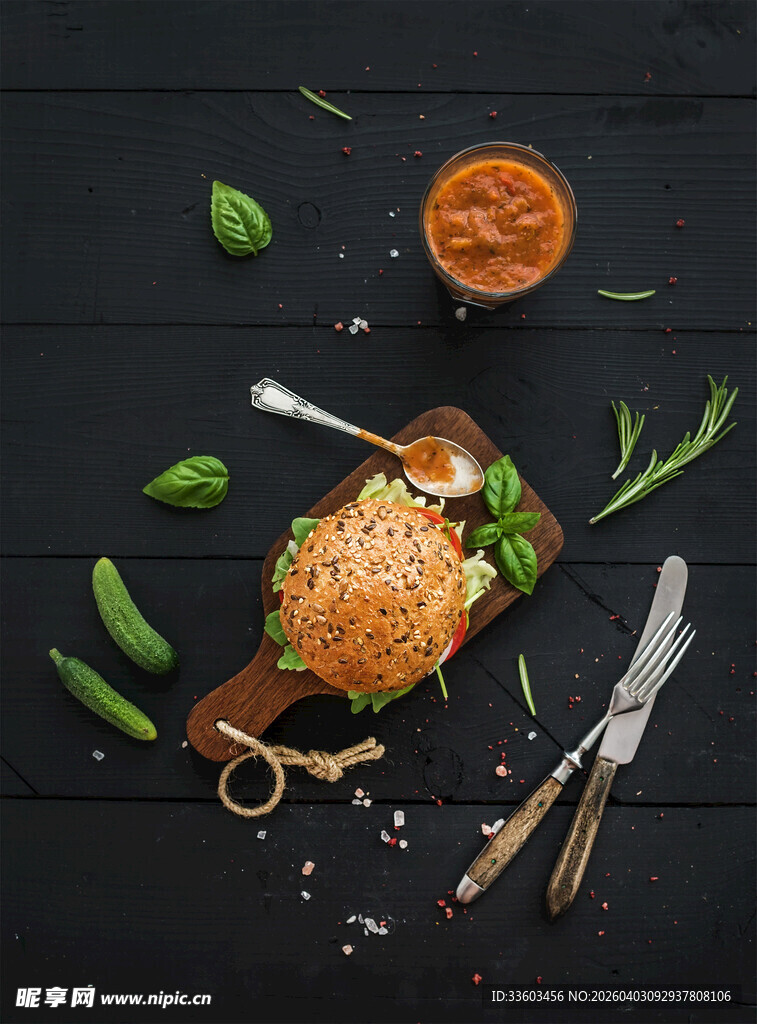 美味汉堡配酱料与香草