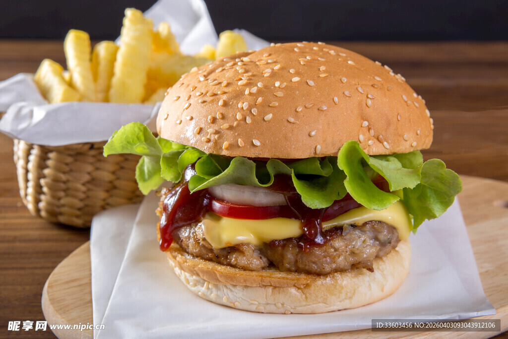 美味汉堡配金黄薯条