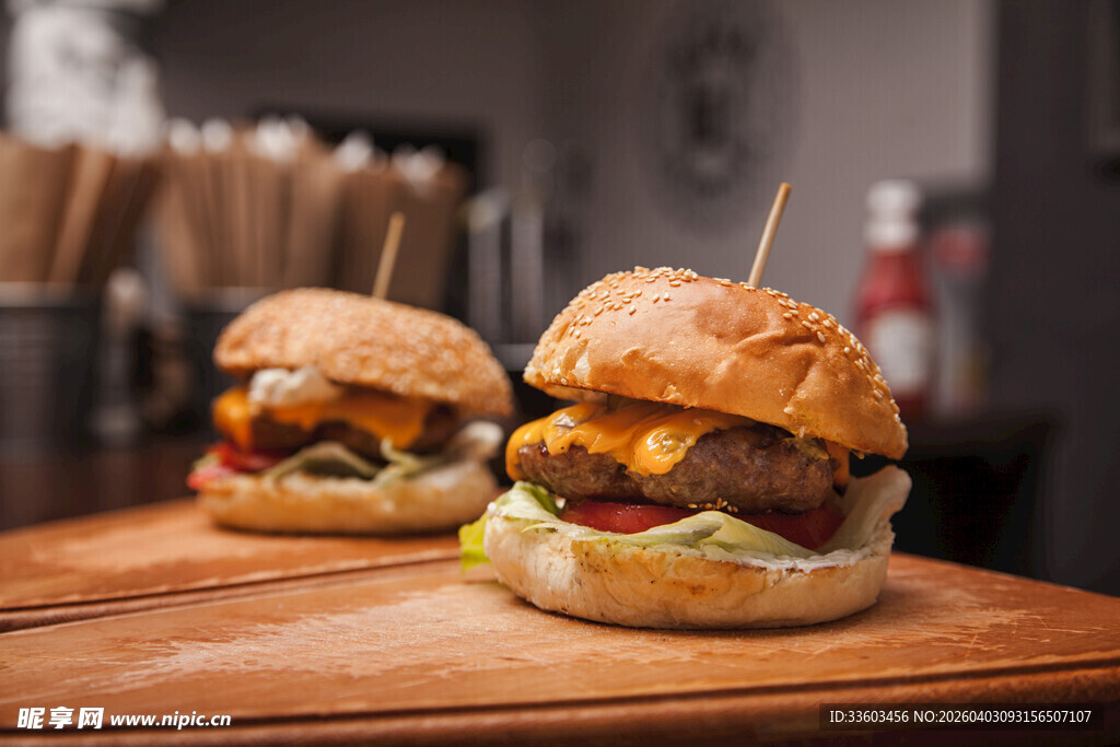 美味双层汉堡置于木砧板上