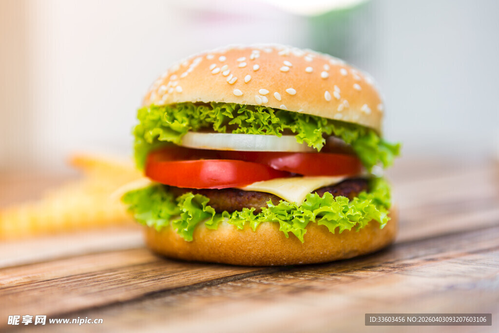 美味汉堡置于木桌之上