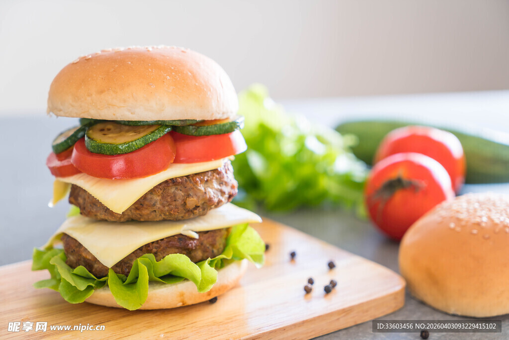 美味多层牛肉汉堡